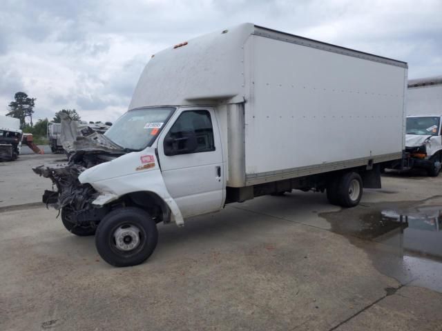 2013 Ford Econoline E450 Super Duty Cutaway Van