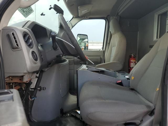 2016 Ford Econoline E450 Super Duty Cutaway Van