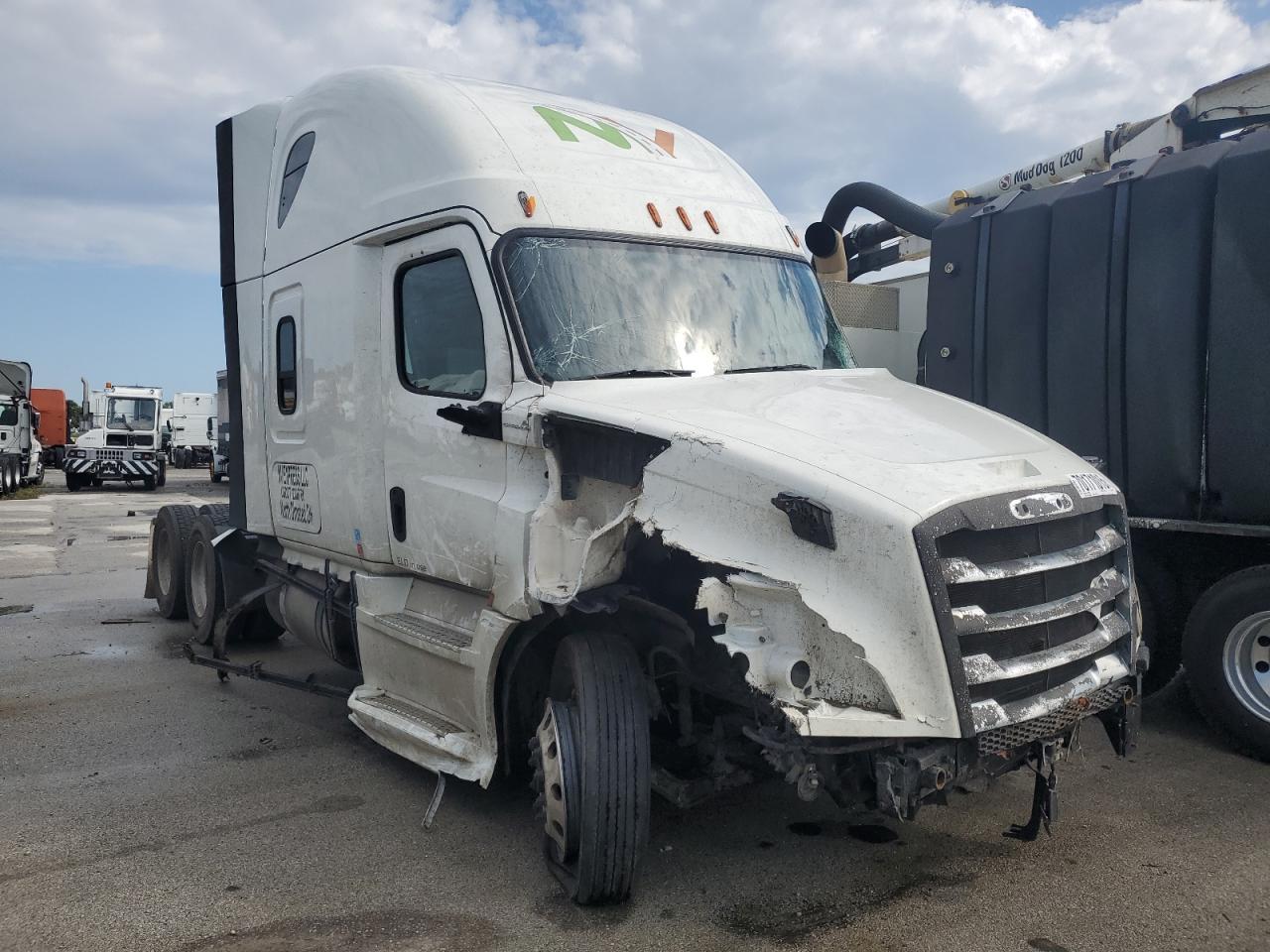 2020 Freigliner 2020 Freightliner Cascadia 126 Semi Truck
