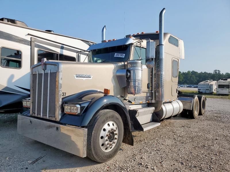 2004 Kenworth W900 Semi Truck