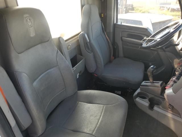 2016 Kenworth T680 Semi Truck