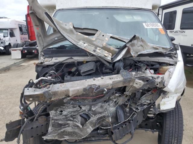 2013 Ford Econoline E450 Super Duty Cutaway Van