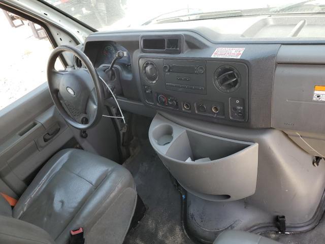 2013 Ford Econoline E350 Super Duty Cutaway Van