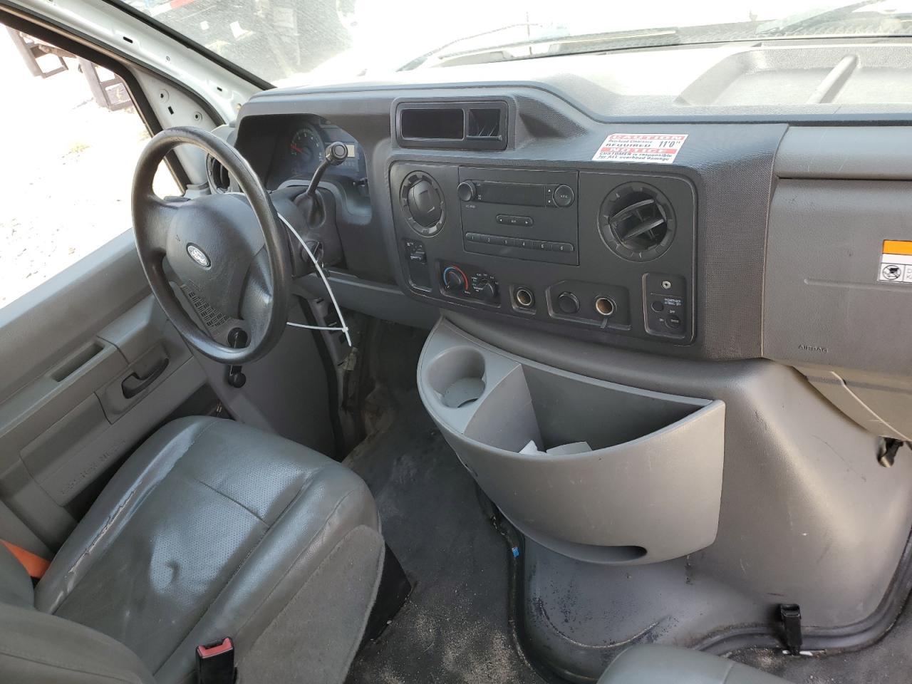 2013 Ford Econoline E350 Super Duty Cutaway Van