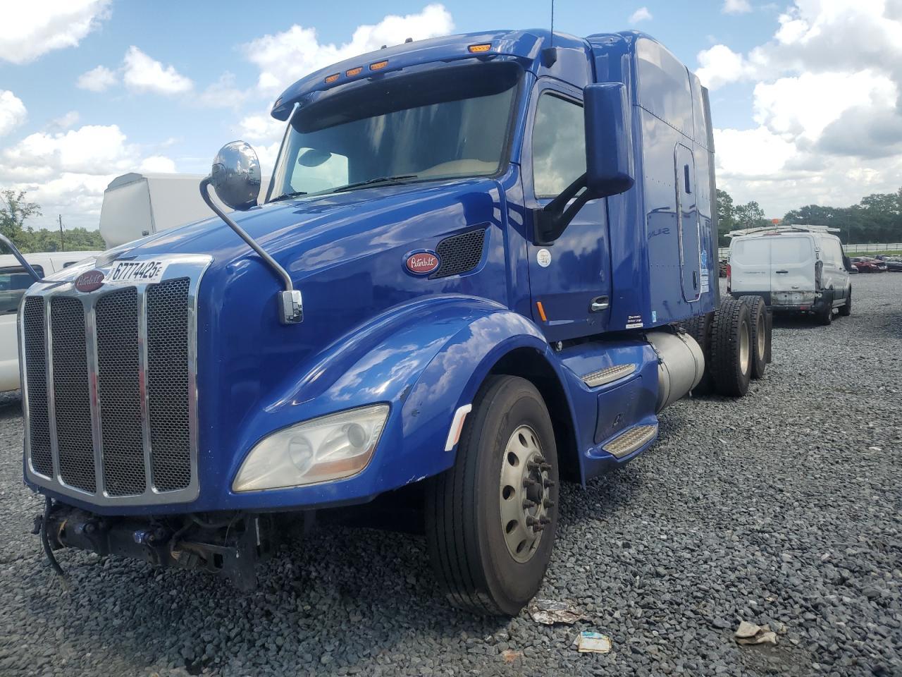 2017 Peterbilt 579 Semi Truck