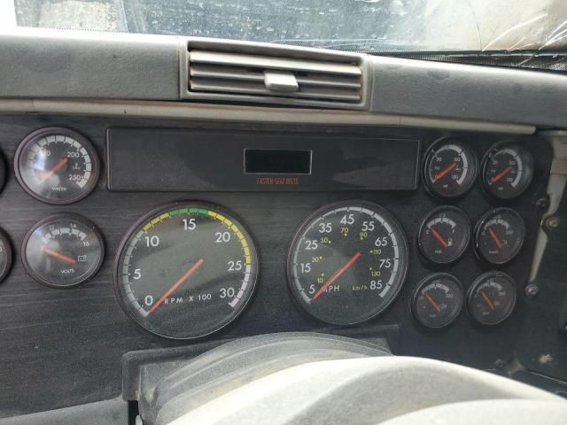 2004 Freightliner Columbia 120 Semi Truck