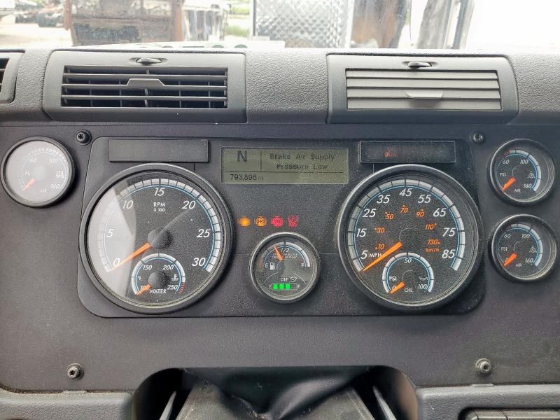 2018 Freightliner Cascadia 113 Semi Truck