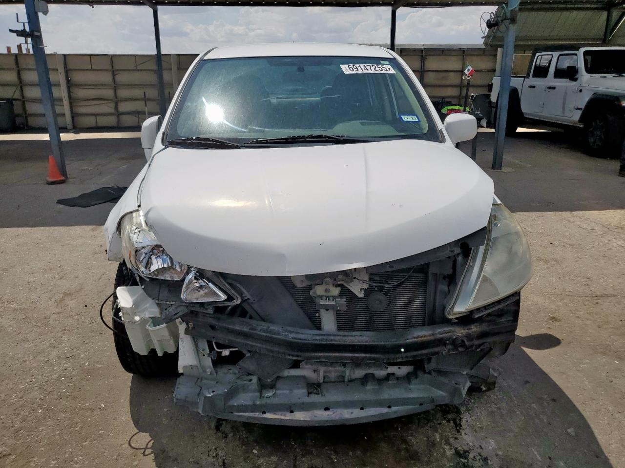 2011 Niss Versa 1.8 s