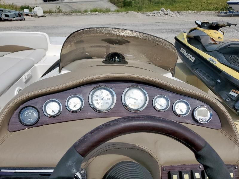 2001 Chaparral Boat