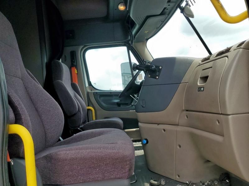 2018 Freightliner Cascadia 113 Semi Truck