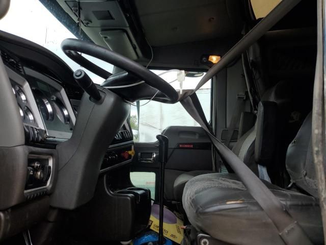 2015 Kenworth T660 Semi Truck
