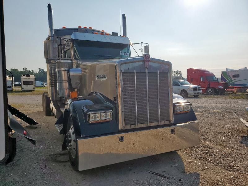 2004 Kenworth W900 Semi Truck
