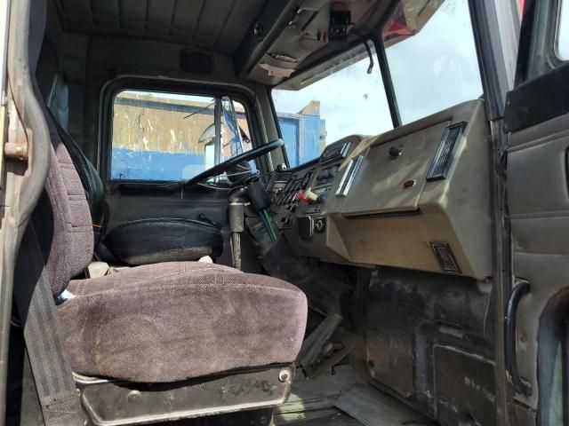 2000 Peterbilt 330