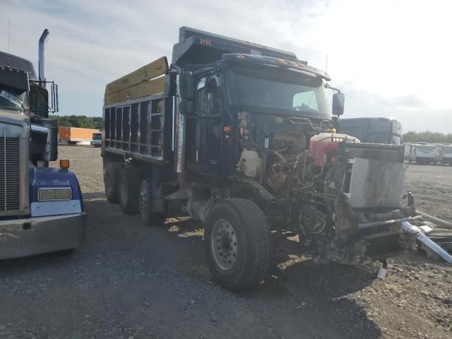 2021 International HX620