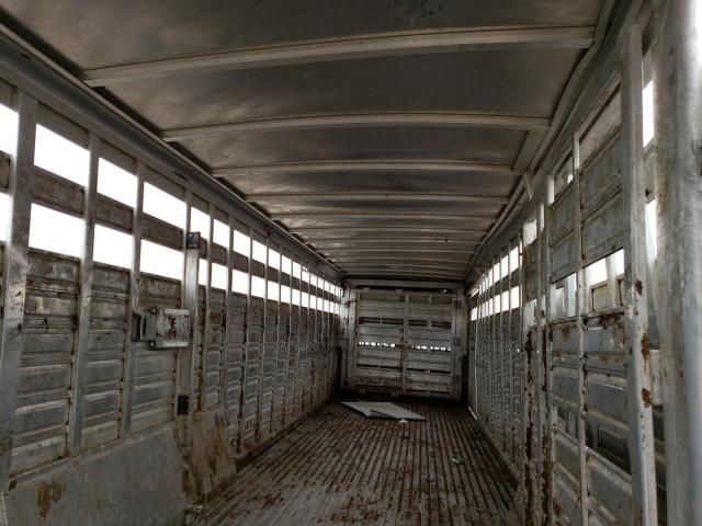2016 Featherlite 8127-7030-STD Livestock Trailer