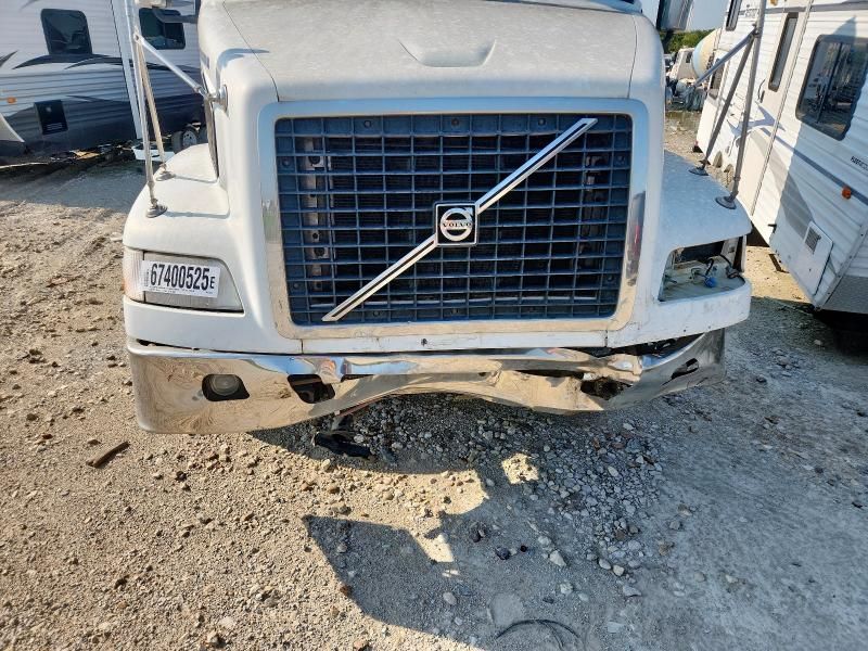 2014 Volvo VNM Semi Truck