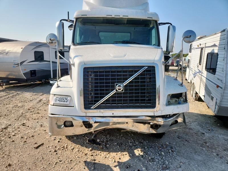 2014 Volvo VNM Semi Truck