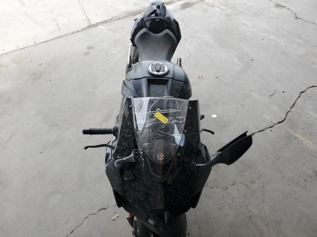 2025 Kawasaki ZX1002 M