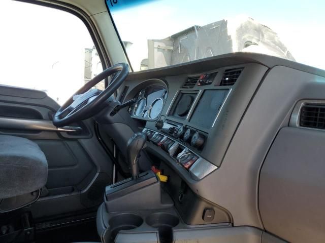 2015 Kenworth T680 Semi Truck