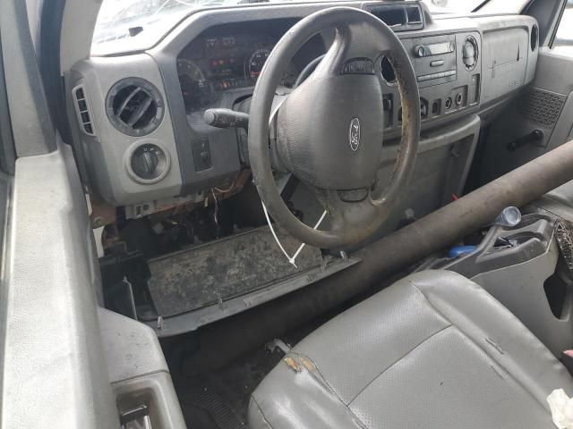 2013 Ford Econoline E450 Super Duty Cutaway Van
