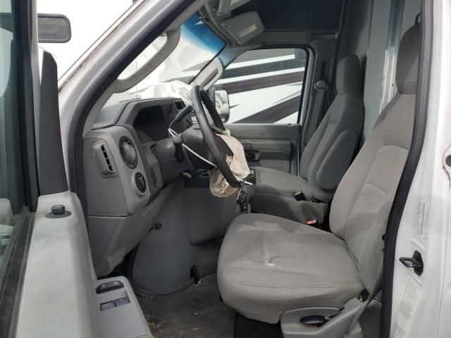 2014 Ford Econoline E350 Super Duty Cutaway Van