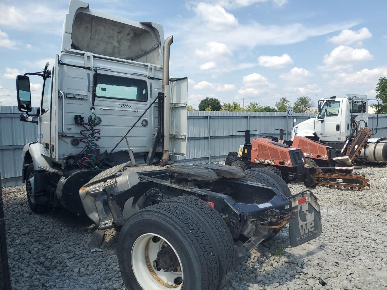 2018 Volvo VN VNM-Semi Truck