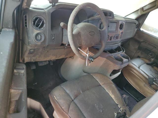 2015 Ford Econoline E450 Super Duty Cutaway Van
