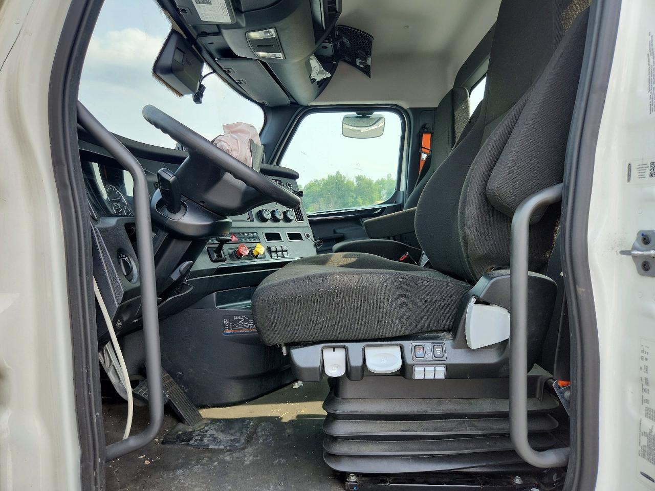 2025 Freightliner Cascadia 116 Semi Truck