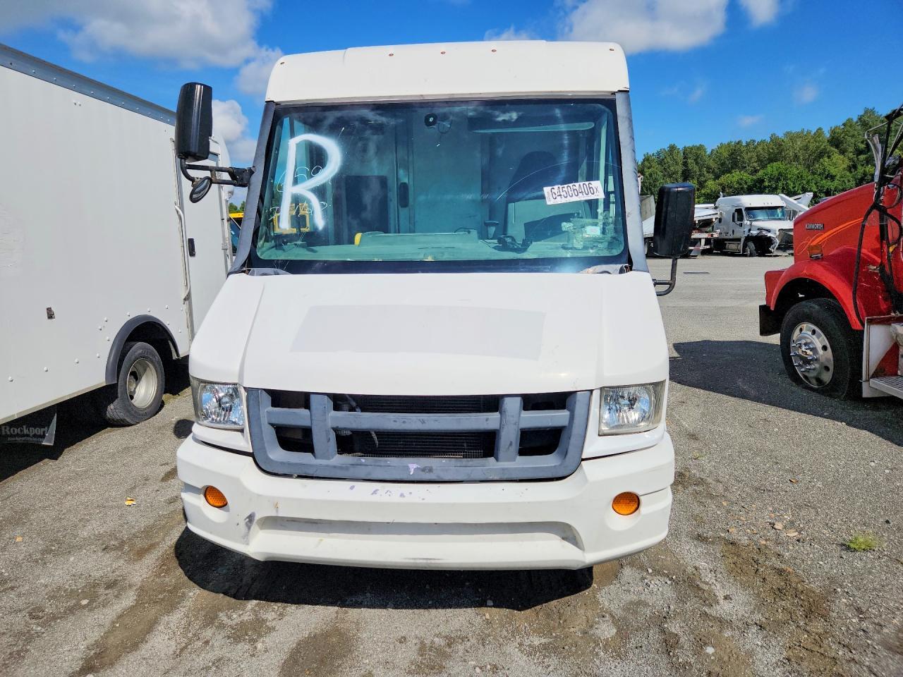 2016 Isuzu Reach Delivery Truck