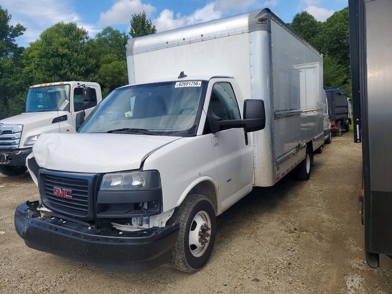 2022 GMC Savana CUT-BOX Truck