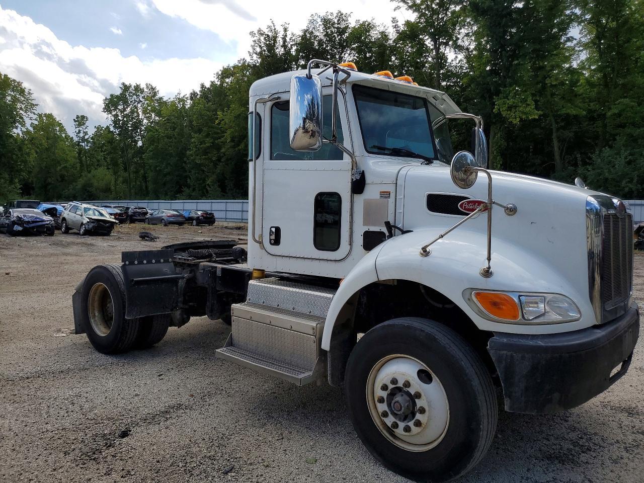 2017 Peterbilt 348