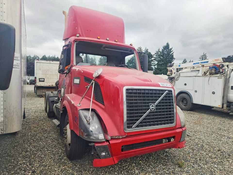 2010 Volvo VNL Semi Truck