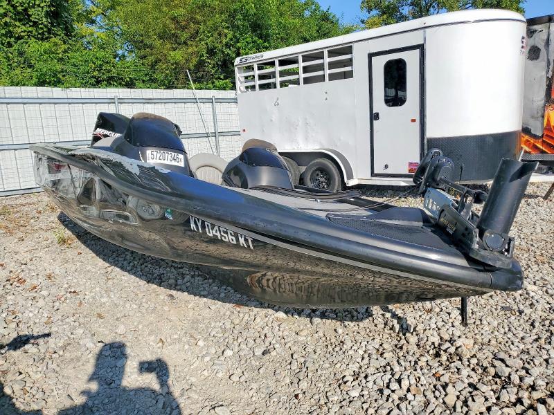 2005 Tracker Boat