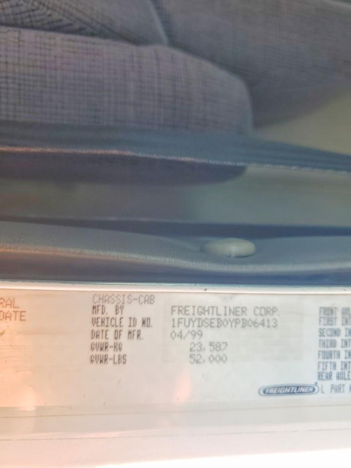 2000 Freightliner FLD120 Semi Truck
