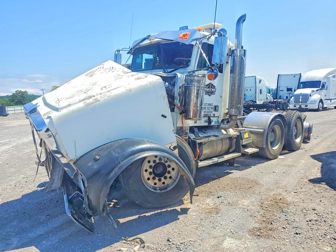1999 Freightliner Conventional FLD120