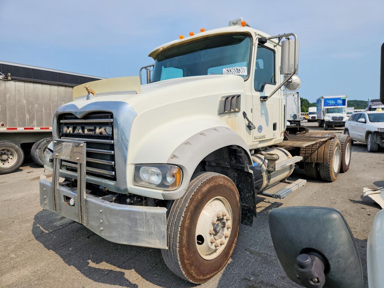 2017 Mack GU713 Semi Truck