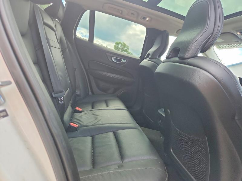 2020 Volvo V60 Cross Country T5 Momentum