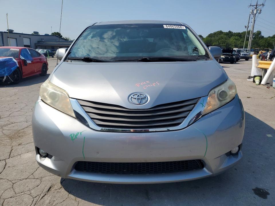 2012 Toyota Sienna xle 8-passenger
