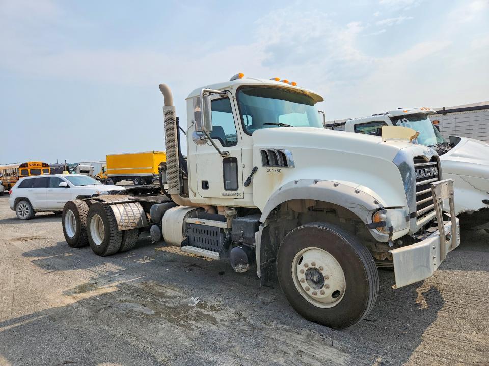 2017 Mack GU713 Semi Truck