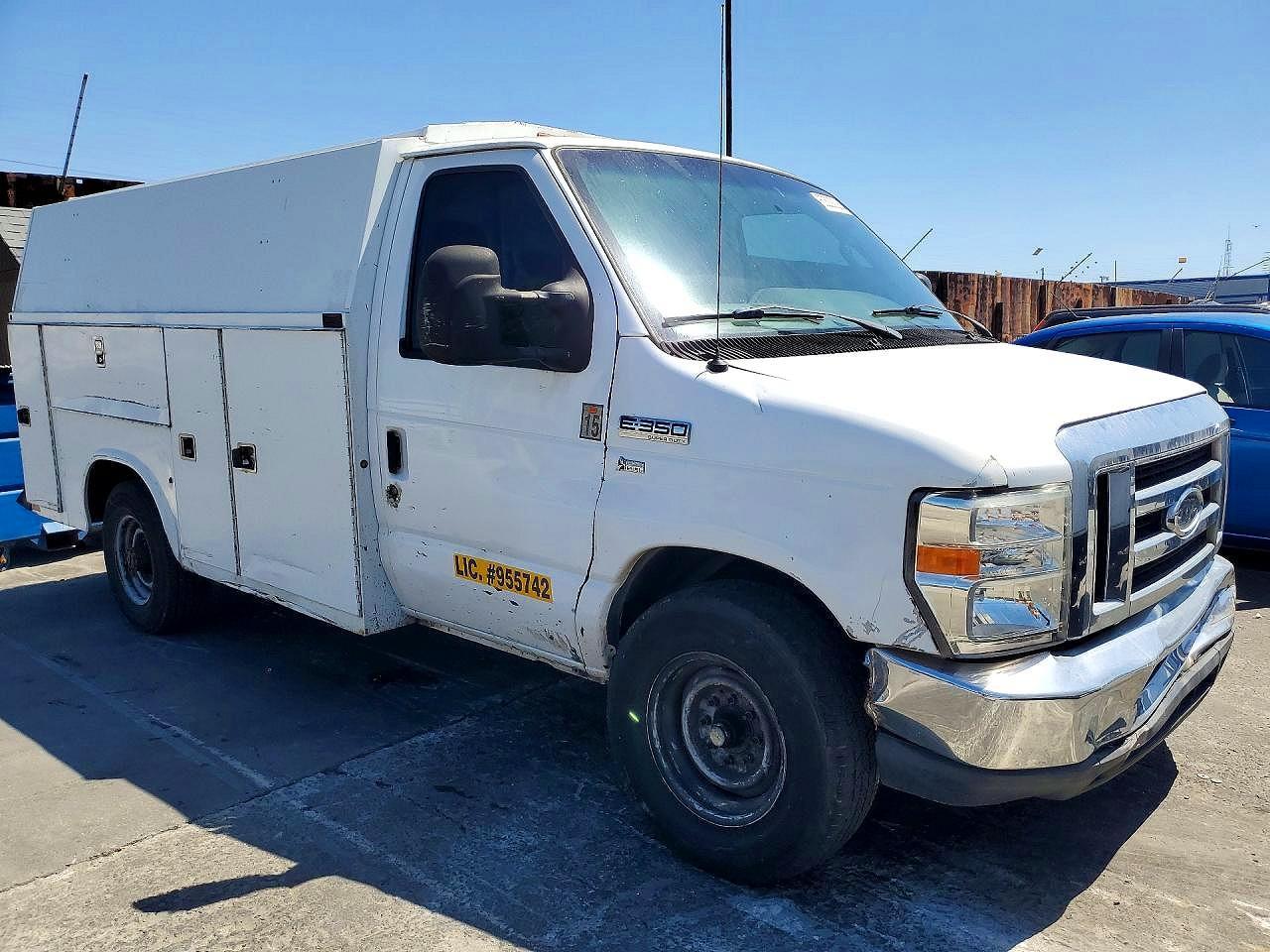 2010 Ford Econoline E350 Super Duty Cutaway Van