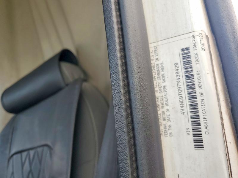 2007 Volvo VNL Semi Truck