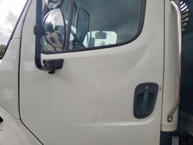 2015 Freightliner Business Class M2 Flatbed Truck
