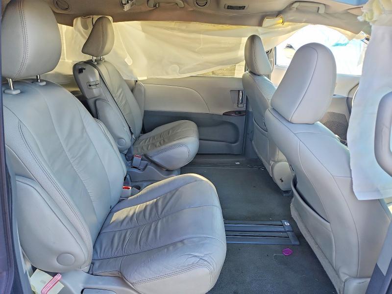 2011 Toyota Sienna xle 8-passenger
