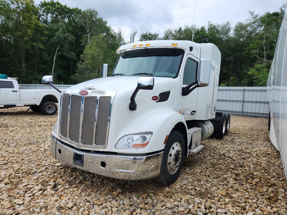 2017 Peterbilt 579 Semi Truck
