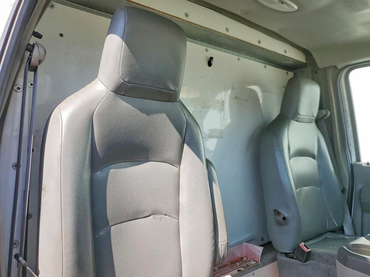 2010 Ford Econoline E350 Super Duty Cutaway Van