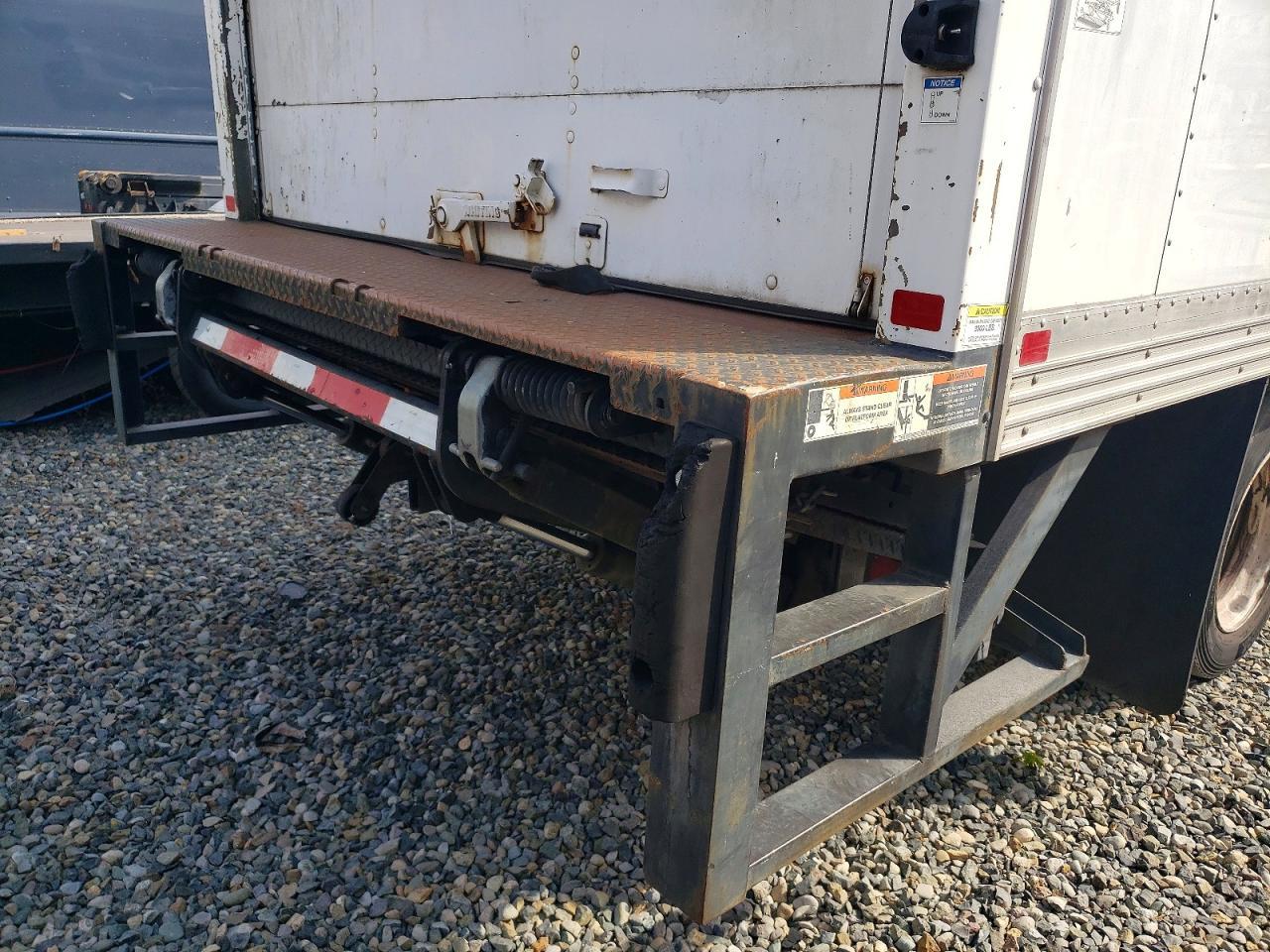 2018 Isuzu NRR BOX Truck