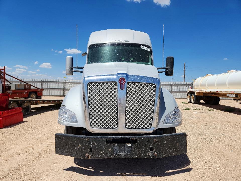 2016 Kenworth T680 Semi Truck