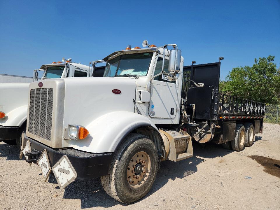 2015 Peterbilt 365 Flatbed Truck