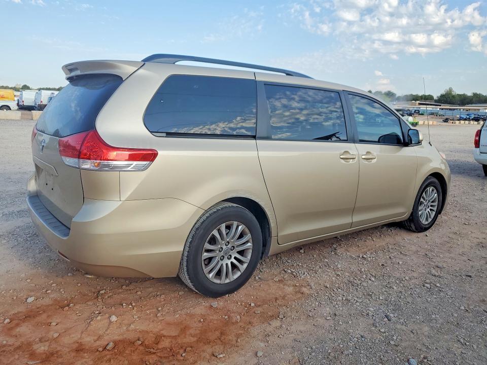2014 Toyota Sienna xle 8-passenger
