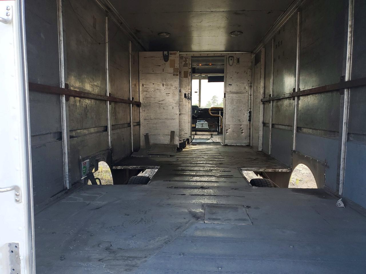 2005 Freightliner MT45G Chassis Delivery Truck